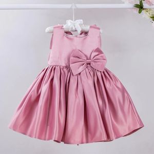 Robe de fille de fleur courte collier carré en satin rose une ligne du genou longueur s robes d'anniversaire gros arc robes sans manche 240326