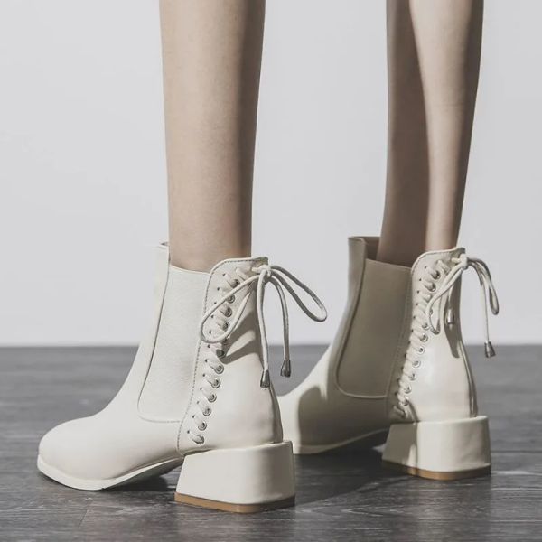 Chaussures courtes pour femmes Bottises de style punk avec laces Bottes de cheville féminines élégantes talons moyens chaussures à lacets de combat Chelsea Boot