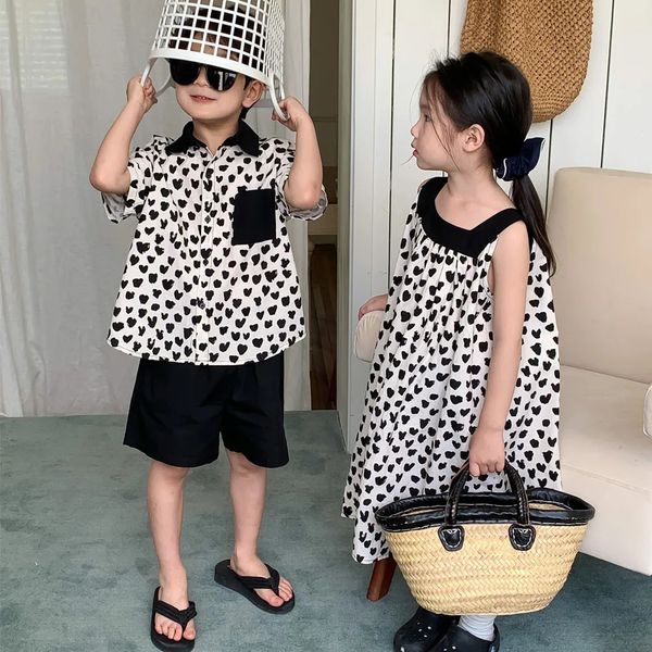 Manga corta hermana hermana hermana mirada de verano boy set ropa de niña vestido de suspensión coreano familia atuendo de combinación de tee 240529