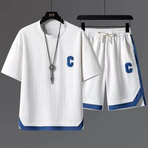 Manga corta + pantalones cortos Conjunto de dos piezas para hombre Ropa Moda de Corea Hombre Traje deportivo de diseñador Conjuntos de 2 piezas de verano Camisetas masculinas pantalones