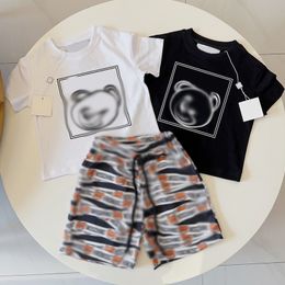 T-shirts à manches courtes Shorts de dessin animé Lettre imprimée en deux pièces pour garçons et filles d'âge moyen et jeunes enfants à la mode et élégant