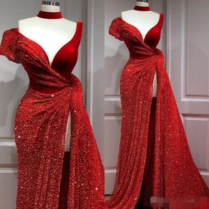 Robes de soirée rouges à manches courtes modestes paillettes hautes fendues sirène satin froncé plis sur mesure robes de soirée de bal de créateur, plus la taille
