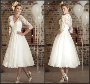 Courte robe de mariée en dentelle vintage avec col en V et manches de trois quarts