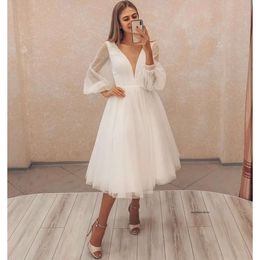 Robe de mariée courte 2021 Long Puff Sleeve Simple Elegant V-Neck Knee Longueur Robe de Mariee Cuvil Civil plage pas cher 0509