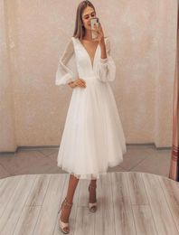 Robe de mariée courte 2021 Long Puff Sleeve Simple Elegant Vneck Knee Longueur Robe de Mariee Made Civil plage pas cher 8091396