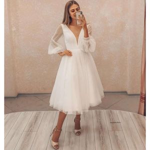 Robe de mariée courte 2021 Long Puff Sleeve Simple Elegant V-Neck Knee Longueur Robe de Mariee Cuvil Civil plage pas cher 0509