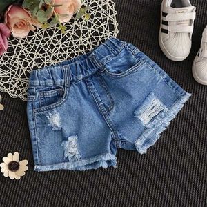Shorts bébé shorts jeans 2024 Summer Kids Corée Version coréenne Pantalon Denim High Waist Contant Girl Girl Ripped Jeans 2-12 D240510