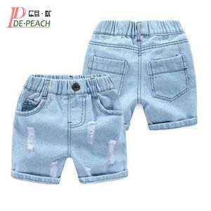 Shorts de Peach 2023 Été Baby Hole Jeans garçons et filles shorts mode Coton plage denim Shorts pour enfants Vêtements pour enfants 2-8Y D240516
