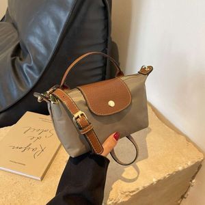 Diseñador de bolsos de hombro vende bolsos de mujer de marcas populares con un 50% de descuento Nylon popular para mujeres Nuevo bolso bandolera con textura portátil de un solo hombro