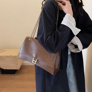 Les créateurs de sacs à bandoulière vendent des sacs unisexes de marques populaires, sac sous les bras avec chaîne en cuir, nouvelle mode