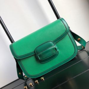 schoudertas handtas is gemaakt van geïmporteerd rundleer met robijnrode kleur met prachtige textuur en 5A kwaliteit.