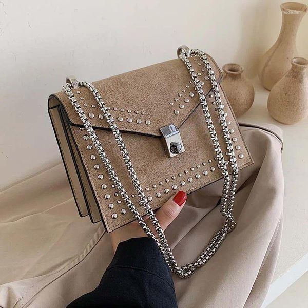 Bolsos de hombro 2024 Cadena Rivet de lujo Bolsas cruzadas de caramelo Diseñador de marca de cuero Simple para Womenfemale Fashion Bolsos pequeños