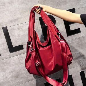 Schoudertassen 2024 Europese en mooie dameshandtas Fashion Women Tote Nylon Big Bag Trendy Casual Hand-Carry Mommy Travel