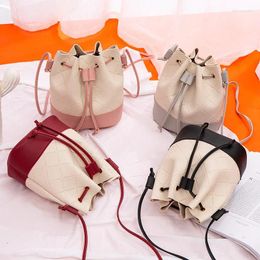 Schoudertassen 2024 Fashion -Selling Stiletto Stitching Bucket Student Hit Color Mobile Phone Pocket Simple Premium Bag Portemonnees