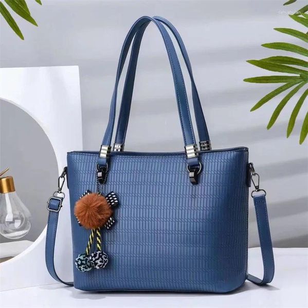 Bolsos de hombro 2024 Adornos de bolas de pelo Bolso simple Moda Plisado Bolso diagonal de un solo hombro Viajero de gran capacidad Todo fósforo Mujeres