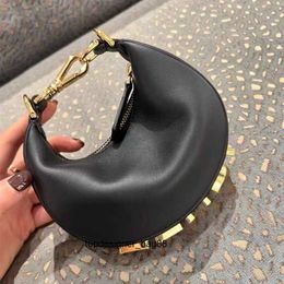 Schoudertassen 2024 designer damestas grafiek halvemaanvormige schoudertassen met ritssluiting met retro gouden metalen letters verstelbare schouderband handtas