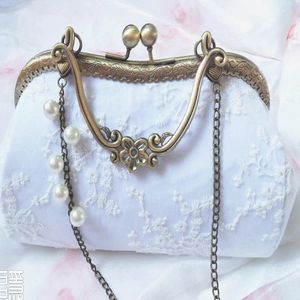 Sacs à bandoulières Angelatracy 2024 Crame fait à la main Court Japon Femmes blanches Lace Hollow Out Feminin Vintage Clutch Mandbag Sac