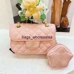Les sacs à bandoulière sont bon marché dans les magasins d'usine Star Pack Cuir laqué 2024 Printemps/été Nouveau Xiaoxiangfeng Lingge Chain Bag Single Crossbody Mother