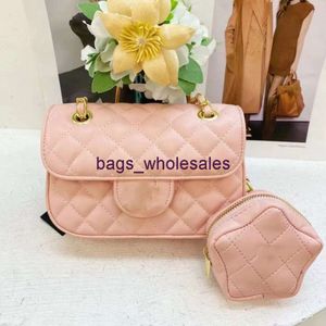 Schoudertassen zijn goedkoop in de fabriekswinkels Star Pack Lakleer 2024 Lente/zomer Nieuwe Xiaoxiangfeng Lingge Chain Bag Enkele Crossbody Moeder