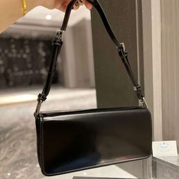 Schoudertassen geborsteld lederen femme tas klep zakken geometrische vorm crossbody schouder portemonnee portemonnee handtas luxurys ontwerper driehoekig