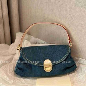 Sacs à bandouliers Cross Cross Corps Vintage Blue Washed Denim Club Underarm Sac avec une couleur à changement de boucle en cuir H240417