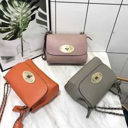 Bolsos de hombro Bolsos de diseñador Bolsos de lujo para mujer Cosas Sacos Bolso de princesa Bolso de cadena de fragancia de cuero Bolso de hombro para niña 221226