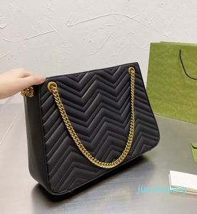 Bolsos de hombro Diseñador Mujer Bolso de mano de cuero Bolso de cadena Moda Negro Tamaño 36 x 26 cm