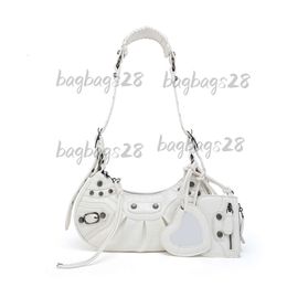 Bolsos de hombro Bolsos de moda Bolso de motocicleta Bolso de diamantes de imitación Punk Bolso cruzado Paquete de albóndigas metálicas Bolsos Hobo de cuero para mujer Bolso de lujo Bolsa de sillín Regalo 2024