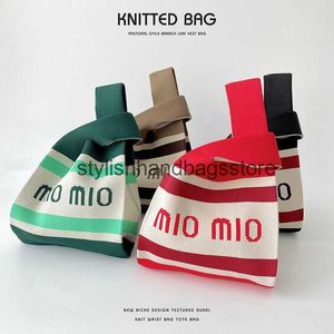 Sac à bandouliers coréens Instagram Niche Design Knit Sac avec des lettres féminines MIO ONE BABAGE POLUDEMENT