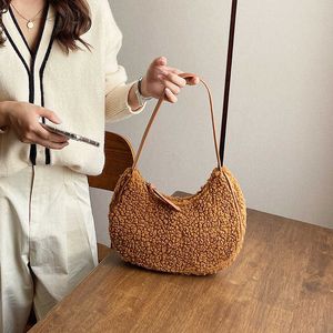 Sacs à bandoulière Sac en laine d'agneau pour femme en automne et en hiver Nouveau simple polyvalent h avec une épaule Aisselle en peluche Crescent Tooth