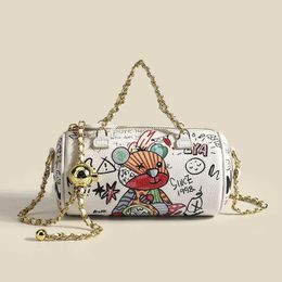 Schoudertassen Little Bear Graffiti onderarm cilindrische vrouwen S Chain One Crossbody hoge capaciteit premium feel kussen 230323