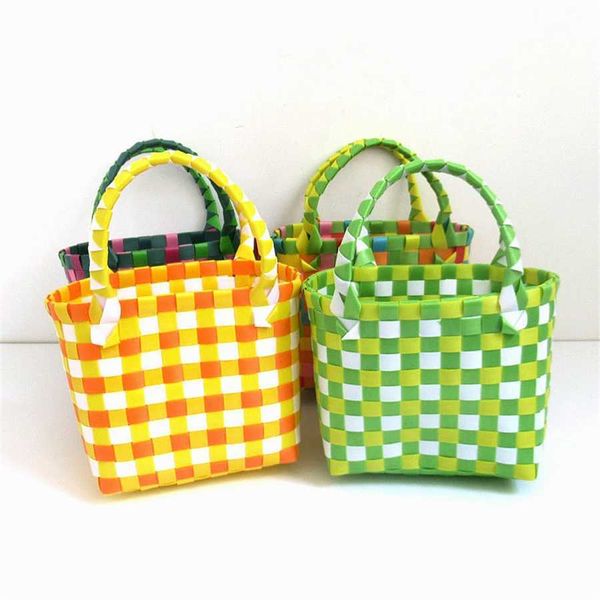 Sacs à bandoulière Nouveaux sacs à main de designer tissés Sac fourre-tout Petit panier de légumes en plastique carré Photo colorée associée à un sac de plage pour femmes 240311