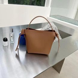 Bolsas de ombro nicho design mulheres viajando nó de cor sólida com couro carregam um saco de balde de corpo cruzado