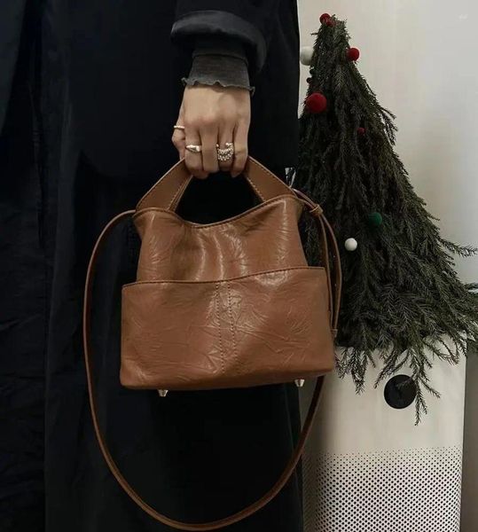 Bolsos de hombro Nicho de lujo Retro bolso de superficie suave bolso de cubo de moda de alta gama de gran capacidad viajero multicompartimento