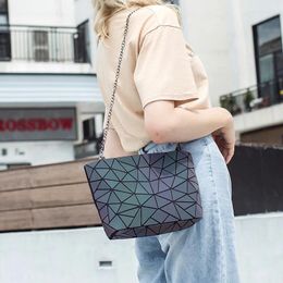 Bolsas de hombro Oln Fashion Luminoso Bag Geométrico Cadena casual de mujeres Diseñadora de manilladas Femenina de manguito Crossbody Satchels 2024