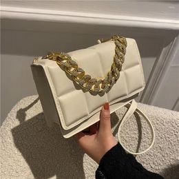 Schoudertassen eenvoudige en trendy messenger tas voor vrouwen gewatteerde ketting kleine riem pu lederen mobiele telefoon munten portemonnee