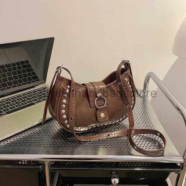 Sacs à bandoulière petit sac pour femmes 2023 printemps nouveau motif de crocodile sac de selle de mode maille rouge rivet une épaule sac à bandoulièrestylishhandbagsstore