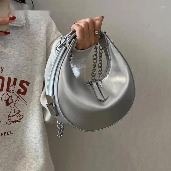 Bolsos de hombro Pequeño Crossbody de cuero plateado para mujeres 2024 Tendencia Bolsos de axila y monederos Cadena Axila Lado Mini