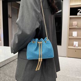 Sacs à bandoulière Sac à main en strass populaire de cette année 2024 Nouveau sac à chaîne à pompon à la mode et polyvalent avec une texture tendance Une épaule bandoulière 240427