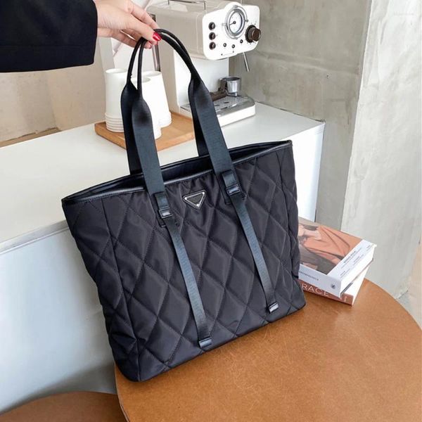 Sacs à bandoulière fourre-tout grande capacité sacs à main de luxe de créateur pour femmes 2023 mode haute qualité Shopping sacs à main en nylon vente