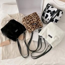 Schoudertassen winter pluche mini tas luipaard print lable emmer voor vrouwen hassp grotere capaciteit fluwelen shopper onderarm