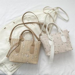 Bolsos de hombro para mujer, bandolera tejida con flores, costura de PU, paja, moda informal, Simple, para playa y verano