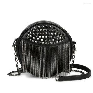 Sacs à bandoulins Bags pour femmes noir 2024 Fashion Rivet Pu Leather Small Round Handbag Tassel Sac.