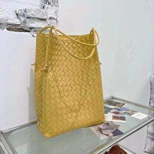 Bolsos de hombro Bolso tejido de gran capacidad para mujer Funda de cuero PU Pulsera de personalidad Messenger Combina todo Tendencia de moda