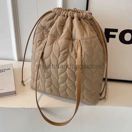 Bolsos de hombro Bolso suave para mujer Bolso inflador de alta capacidad Bolsos en relieve de invierno para mujerstylishhandbagsstore