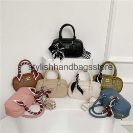 Bolsos para el hombro Bolso de mujer Fashion Carting Cosing New Storeing Tendent Tendencia saliente versátil y liviano H240403