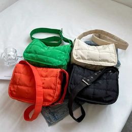 Sacs à main à bandoulière Fashion matelassés pour dames, sacs sous les aisselles de couleur unie rembourrés de Coonstylishhandbagsstore