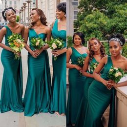 Épaule une robe de demoiselle d'honneur noire en satin verte de plancher plage plus taille de mariage robes d'invité de mariage.