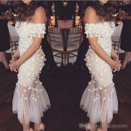 Hombro los vestidos de noche blancos apagados atractivos Flores hechas a mano Cuello transparente 2019 Tallas grandes Sirena Longitud de té corta Vestido de fiesta de graduación