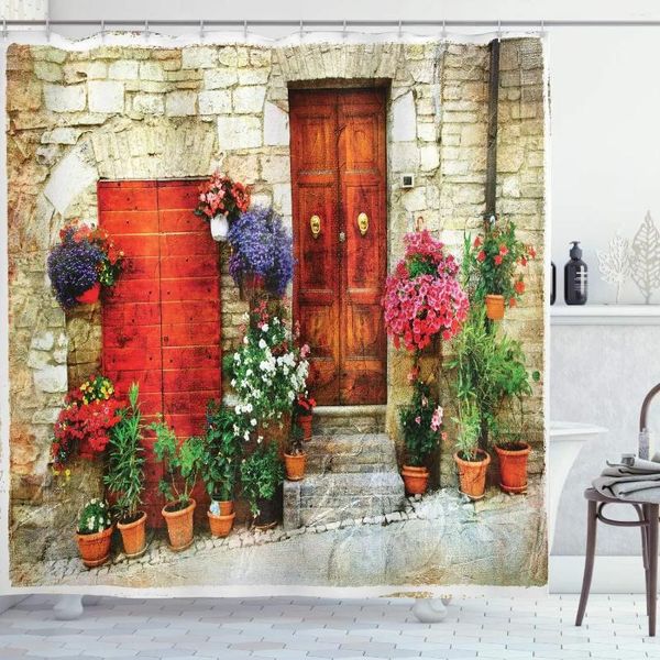 Cortinas de ducha cortina toscana flores coloridas afuera de casa en italiano Hilltown Assisi Imagen de puerta rústica de tela de tela Decoración de baño